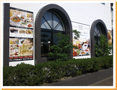 飲食店プレート看板取付中サイズの看板デザイン事例